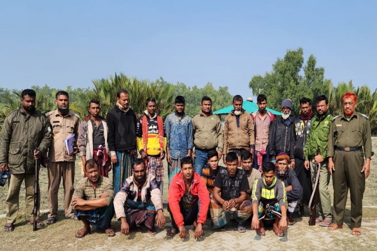 নিষিদ্ধ এলাকায় পোনা ধরার অপরাধে দুটি ট্রলার সহ আটক ১৬