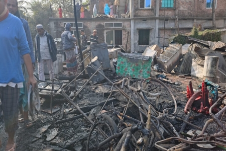 কয়রায় বৈদ্যুতিক শর্ট সার্কিট থেকে আগুন নিয়ন্ত্রণে ফায়ার সার্ভিস