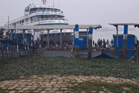 চাঁদপুরে জেঁকে বসেছে শীত, কুয়াশায় ব্যাহত নৌযান চলাচল