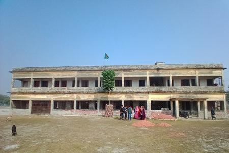 কয়রার ঝুকিপূর্ন  ভবনে পাঠদান, আতংকে শিক্ষার্থীরা