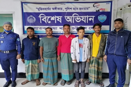 সাতকানিয়ায় পুলিশের অভিযানে গ্রেফতার ৫