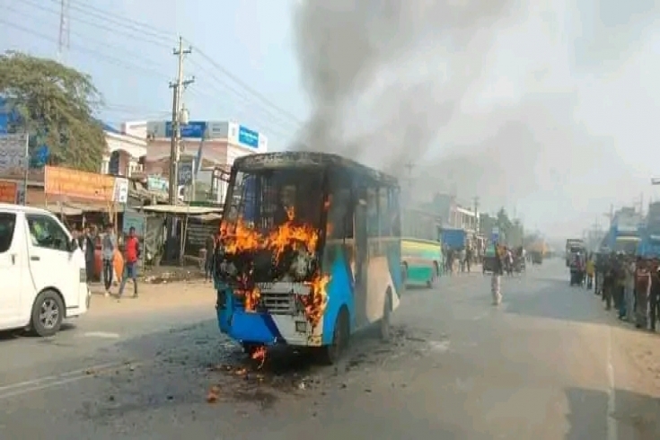 অটোরিকশার সঙ্গে সংঘর্ষের ঘটনায় বাসে আগুন