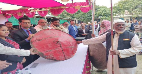 নগরকান্দায় দাঙ্গা-মারামারি না করার শর্তে ইউএনওর কাছে গ্রামবাসীর অস্ত্র জমা