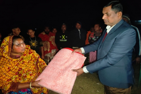 নগরকান্দায় রাতের আধারে বেদে পল্লীতে পুলিশের শীতবস্ত্র বিতরণ
