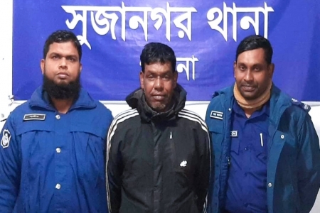 সুজানগরে হেরোইনসহ মাদক ব্যাবসায়ী আটক