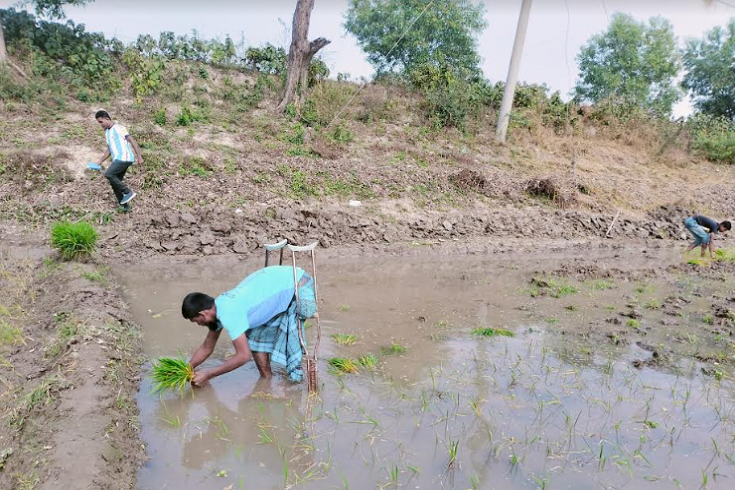 জীবনযুদ্ধে থেমে নেই ট্রেন দুর্ঘটনায় পা হারানো ওয়াহেদ
