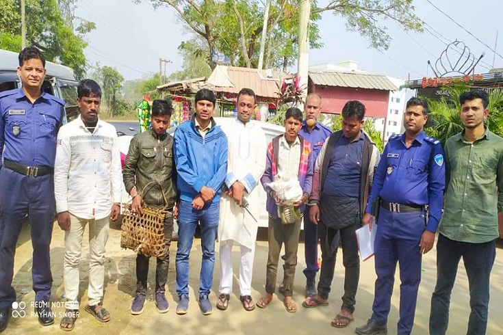 ২টি লজ্জাবতী বানর, একটি লক্ষী প্যাঁচা ও  দুটি মোটর সাইকেলসহ ৪জন আটক