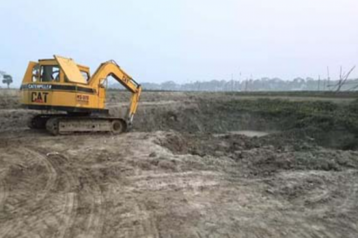 সালথায় ফসলি জমিতে মাটি কাটার দায়ে একজনকে কারাদণ্ড ও দুই জনকে জরিমানা 