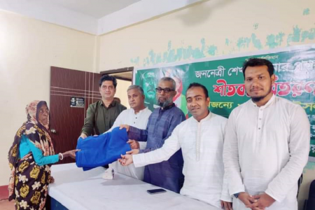  সাতকানিয়ায় শীতার্তদের মাঝে শীতবস্ত্র বিতরণ