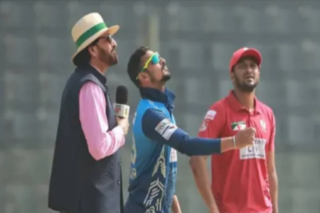 বাঁচা-মরার ম্যাচে টস হেরে বোলিংয়ে ঢাকা