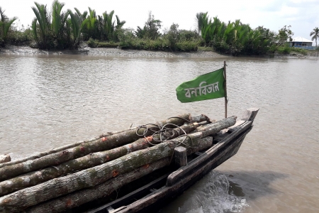 কয়রায় প্রজনন মৌসুমে অবৈধভাবে কাঁকড়া ধরার অপরাধে নৌকা আটক