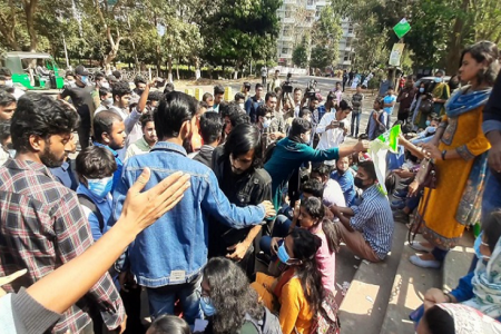 চবির আন্দোলনরত শিক্ষার্থীদের ব্যানার-ফেস্টুন কেড়ে নিল ছাত্রলীগ