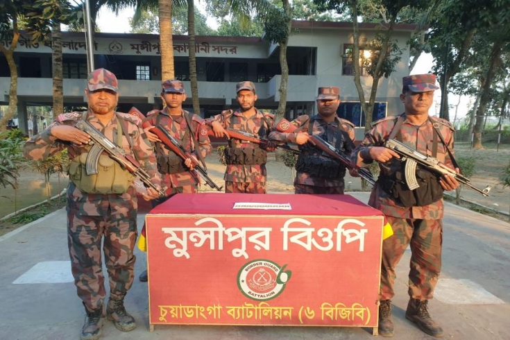 চুয়াডাঙ্গায় বিজিবির অভিযান ১০টি স্বর্ণের বার উদ্ধার 