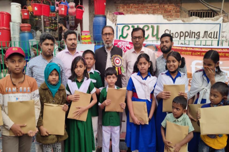 পটিয়ায় সংবাদকর্মীদের উদ্যোগে শিক্ষার্থীদের শিক্ষা সামগ্রী বিতরণ