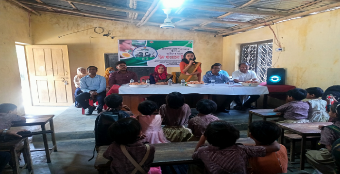 দামুড়হুদায় প্রাথমিক বিদ্যালয়ের শিক্ষার্থীদের মাঝে ডিম খাওয়ানো উৎসব