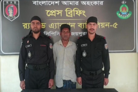 নওগাঁয় দেশীয় আগ্নেয়াস্ত্রসহ শীর্ষ ডাকাত সানোয়ার র‌্যাবের হাতে আটক
