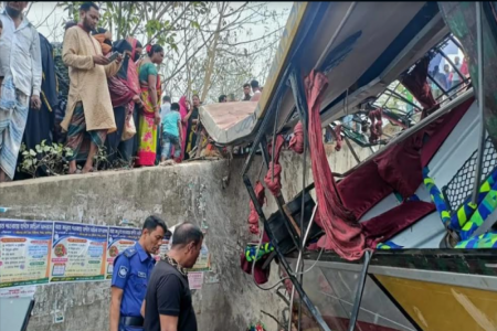 শিবচরের এক্সপ্রেসওয়ে থেকে বাস খাদে, নিহত ২০