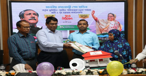 চুয়াডাঙ্গা উপজেলায় ২৬ টি পরিবারের মাঝে ৪র্থ পর্যায়ে আশ্রয়ণ প্রকল্পের ঘরের চাবি হস্তান্তর