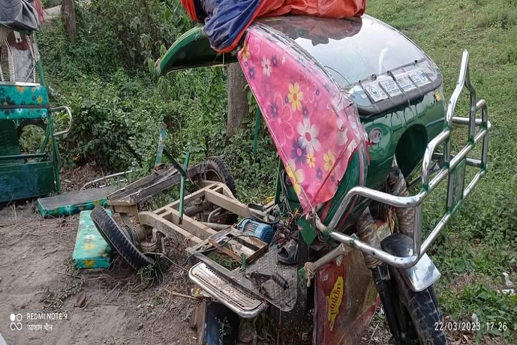 নগরকান্দায় বাস ইজিবাইক মুখোমুখি সংঘর্ষ নিহত ২ আহত ৩