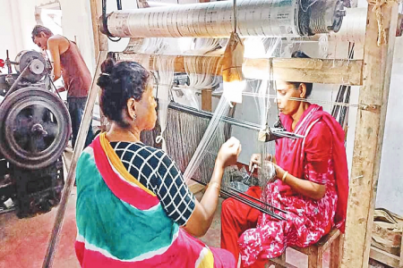 ঈদকে সামনে রেখে রাজশাহীর রেশম কারখানাগুলোর কারিগরদের ব্যস্ততা বাড়ছে!
