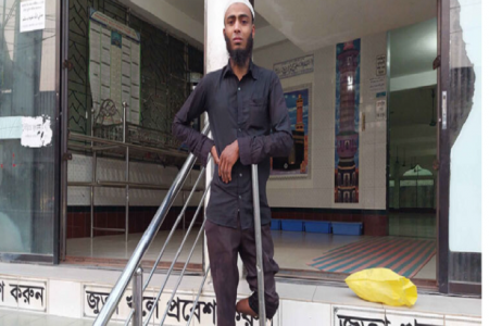 নামাজ শেষে অটোরিকশা না পেয়ে কাঁদছেন এক পা হারানো রশিদ
