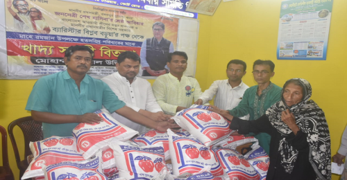 সাতকানিয়ায় ব্যারিস্টার বিপ্লব বড়ুয়া পক্ষে জেলা যুবলীগ নেতা কামালের ইফতার সামগ্রী বিতরণ