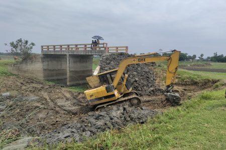নগরকান্দায় ইউপি চেয়ারম্যান এর বিরুদ্ধে সড়ক নির্মানে অনিয়মের অভিযোগ