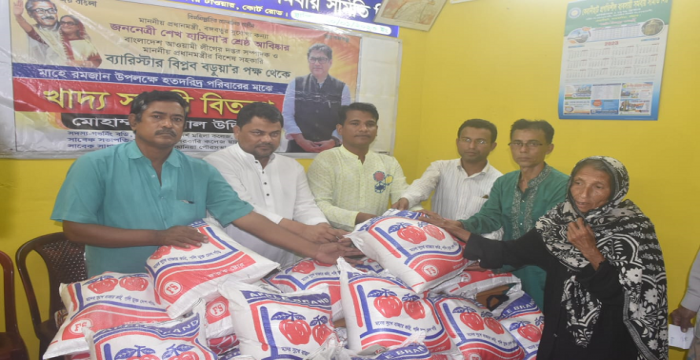 সাতকানিয়ায় ব্যারিস্টার বিপ্লব বড়ুয়া পক্ষে জেলা যুবলীগ নেতা কামালের ইফতার সামগ্রী বিতরণ