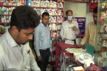 ফরিদপুরে ভ্রাম্যমাণ আদালতের অভিযান ৩ ঔষধ ব্যবসায়ীকে জরিমানা