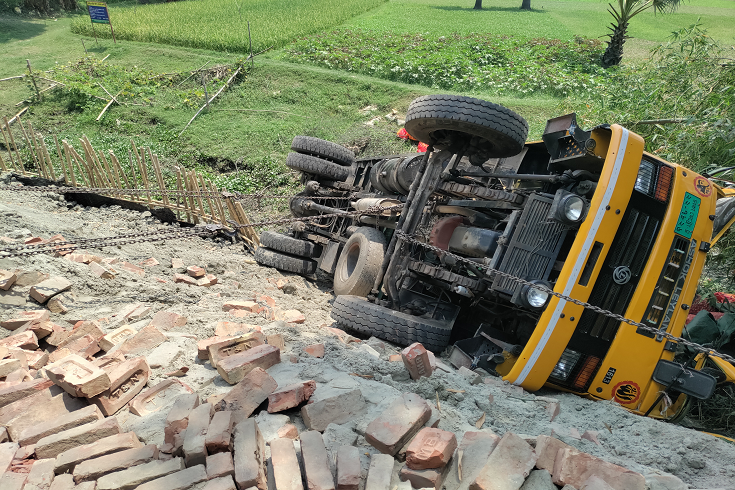 নগরকান্দায় নিম্নমানের ডাইভারশন সড়ক ধসে ট্রাক খাদে