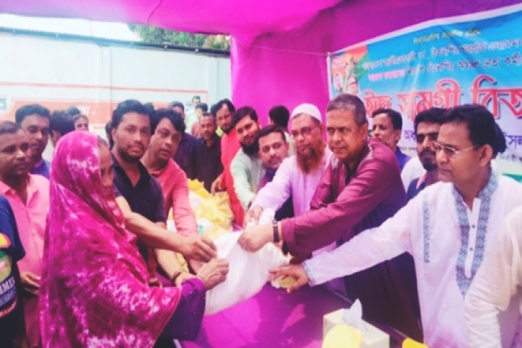 শ্রীপুর উপজেলার রাজাবাড়ী ইউনিয়ন বিএনপির অস্বচ্ছল নেতা-কর্মীদের মাঝে ঈদ সামগ্রী বিতরণ