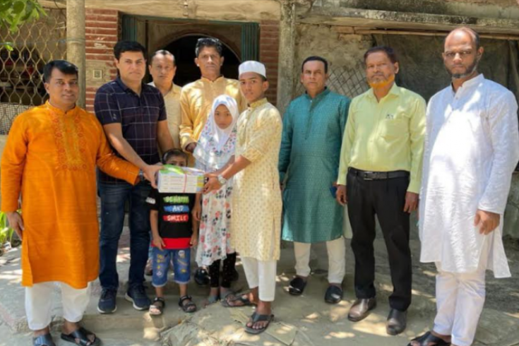 প্রয়াত অসহায় বন্ধুর পরিবারের পাশে দাঁড়ালেন স্কুল জীবনের সহপাঠীরা