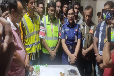 জীবননগরে দেড় কোটি টাকা মূল্যের ২ কেজি সোনার বারসহ গ্রেফতার-৩
