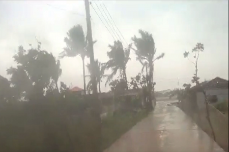 সেন্টমার্টিনে কাঁপছে ভবনগুলো, বাতাসের গতি ১০০ কিমি