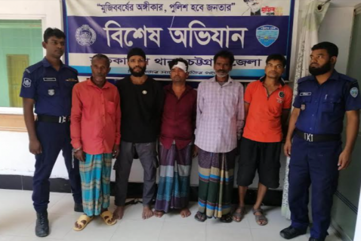 সাতকানিয়ায় পুলিশের অভিযানে সাবেক চেয়ারম্যান ও ২ ডাকাতসহ গ্রেফতার ৫