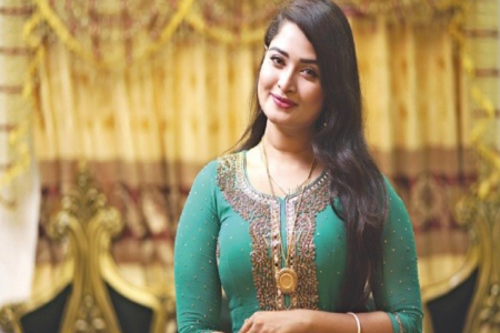 নায়িকাকে ধরে সবার সামনে চুমু খেলেন ভক্ত!