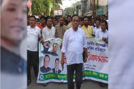 পিস্তল হাতে মিছিলের নেতৃত্বে এমপি মোস্তাফিজুর 