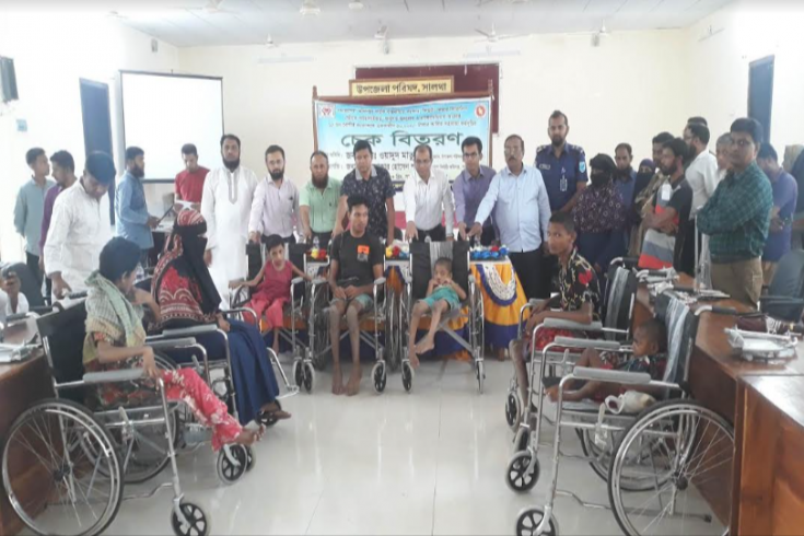 সালথায় অসহায় ও প্রতিবন্ধীদের মাঝে চেক ও হুইল চেয়ার বিতরণ 