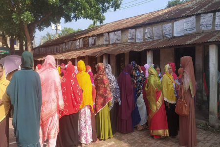দুপুরেও কেন্দ্রে কেন্দ্রে ভোটারদের দীর্ঘ লাইন
