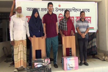 নগরকান্দায় আশ্রয়ন প্রকল্পের বাসিন্দাদের মাঝে সেলাই মেশিন বিতরণ
