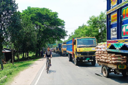 ইবি শিক্ষার্থী কতৃক বাস ড্রাইভারকে মারধর