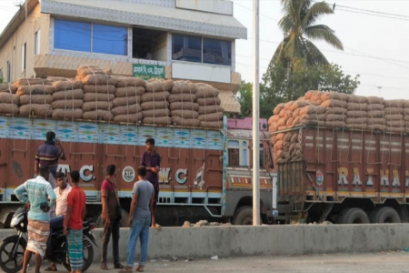 ভোমরা বন্দর দিয়ে এল ২১ ট্রাক পেঁয়াজ