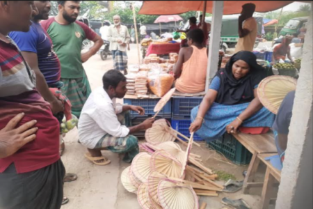 জীবননগরে প্রচন্ড গরমে কদর বেড়েছে হাতপাখার