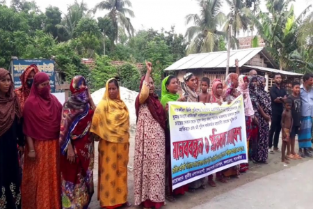 সাতক্ষীরা ডিবি পুলিশের মিথ্যা ইয়াবা মামলার প্রতিবাদে গ্রামবাসীর মানববন্ধন