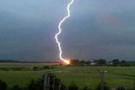 খুলনায় পৃথক বজ্রপাতে ৩ শ্রমিক নিহত