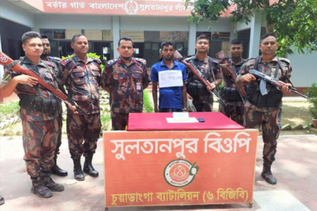 চুয়াডাঙ্গায় এক কে‌জি সোনার বারসহ এক কারবারি আটক