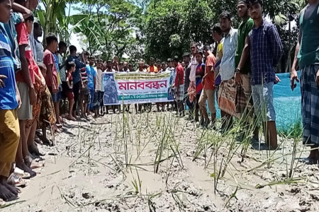 কেন্দুয়ায় রাস্তার বেহাল দশা, ধান লাগিয়ে প্রতিবাদ ও মানববন্ধন 
