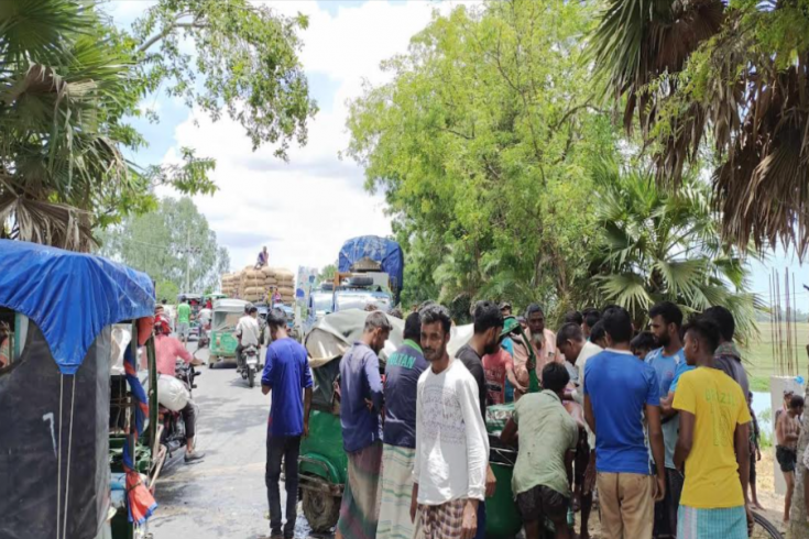 নওগাঁর রাণীনগরে সিএনজি-মোটরসাইকেল সংঘর্ষে শিশু নিহত, আহত ৫