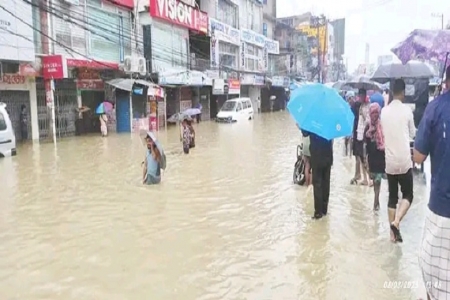 কক্সবাজারে বন্যায় ২০ জনের প্রাণহানি,ক্ষয়ক্ষতির পুষিয়ে উঠতে হিমসিম খাচ্ছে মানুষ