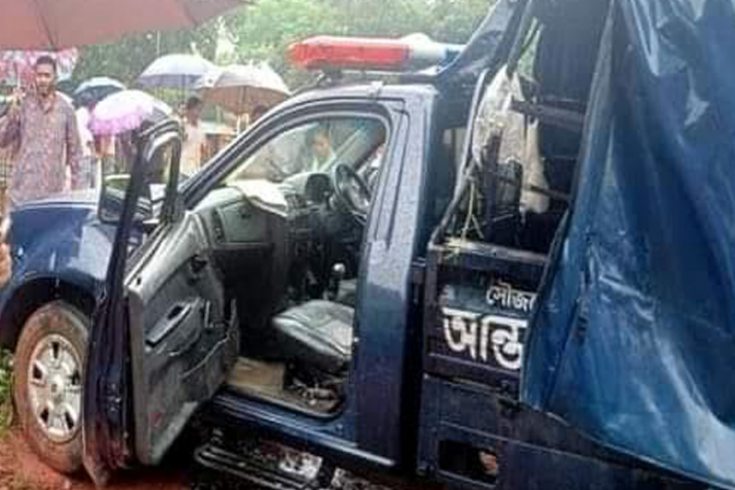 সীতাকুণ্ডে ট্রেনের সঙ্গে পুলিশভ্যানের ধাক্কা, নিহত ৩